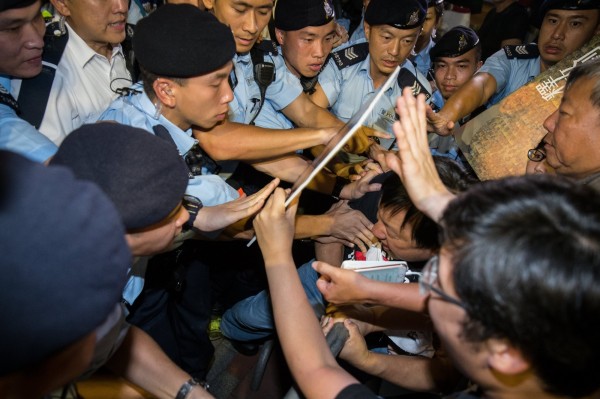 香港民主團體上街集會，要求「釋放劉曉波，法辦梁振英」，集會群眾雖嘗試接近中環廣場，但遭警方封路，雙方一度激烈推擠。（歐新社）
