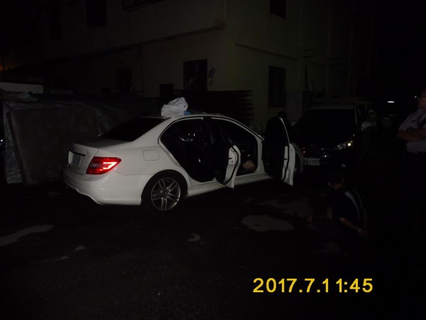 鄭嫌駕車衝撞警方拒捕。（記者何宗翰翻攝）