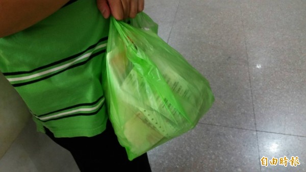 趙藤雄親友送來一袋藥品及簡單衣物。(記者陳慰慈攝) 趙藤雄親友送來一袋藥品及簡單衣物。(記者陳慰慈攝)