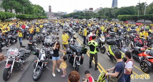 重型機車爭取國道路權，聚集重機同好上凱道抗議，下午4點將騎上信義快速道路。（記者劉信德攝）