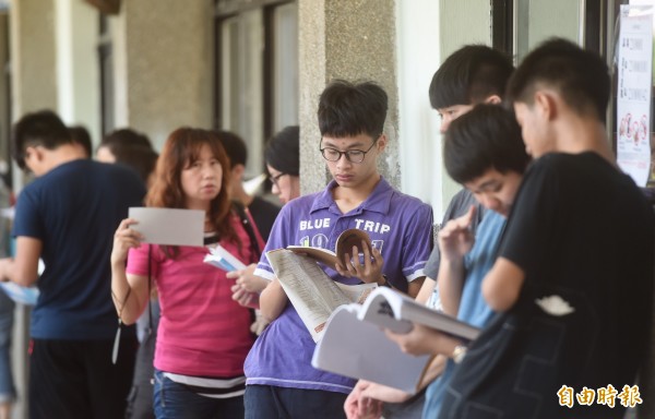 106學年大學指定科目考試今天登場，今年總共有4萬7千名考生報名，因少子化與考招趨勢影響，人數創歷年新低，考生考前衝刺。（記者簡榮豐攝）