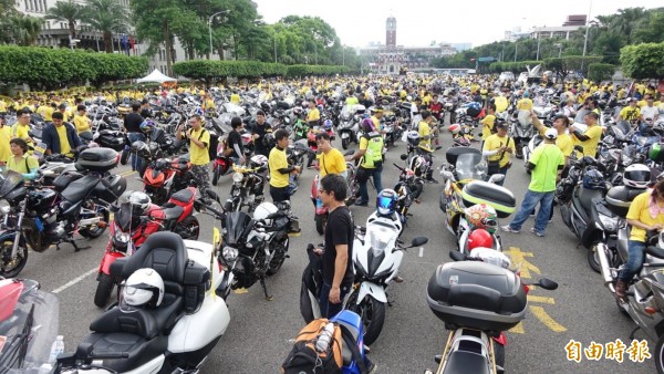 大型重型機車今集結上千名車友赴凱道抗議爭取路權。（記者劉信德攝）
