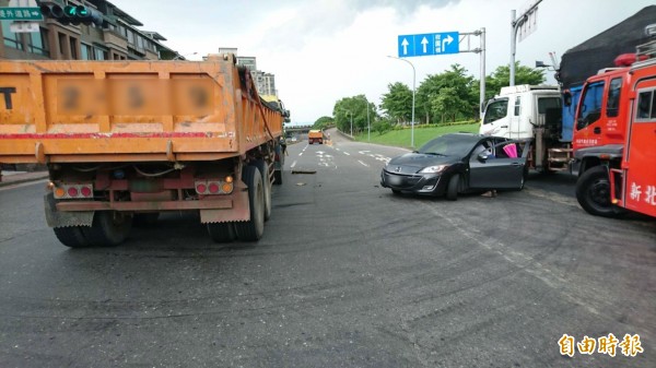 新北市樹林八德街與館前路今天下午傳出轎車與砂石車車禍。（記者吳仁捷攝）