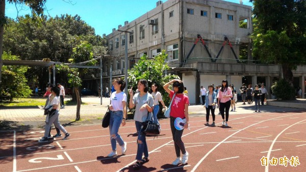 大學指定科目考試上場，花蓮考區學生頂著東台灣的烈日準備進考場考試。（記者花孟璟攝）