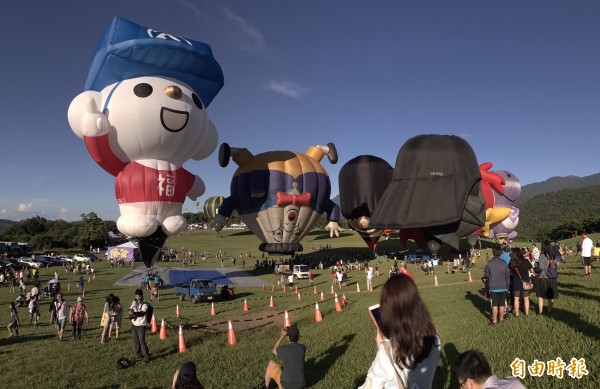 台灣第二顆造型熱氣球「福利熊」今天清晨首度亮相。（記者王秀亭攝）