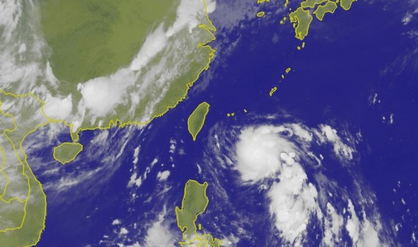 前氣象局預報中心主任吳德榮指出，從日本、美國的氣象模擬指出，熱帶低壓可能今晚至明上午邊緣掠過台灣東北部海面。（圖截自氣象局）