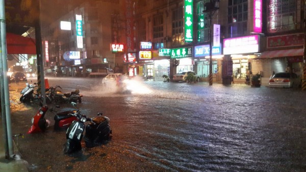 安南區安中路一段每雨必淹，居民自嘲是「安中河」。（吳姓里民提供）