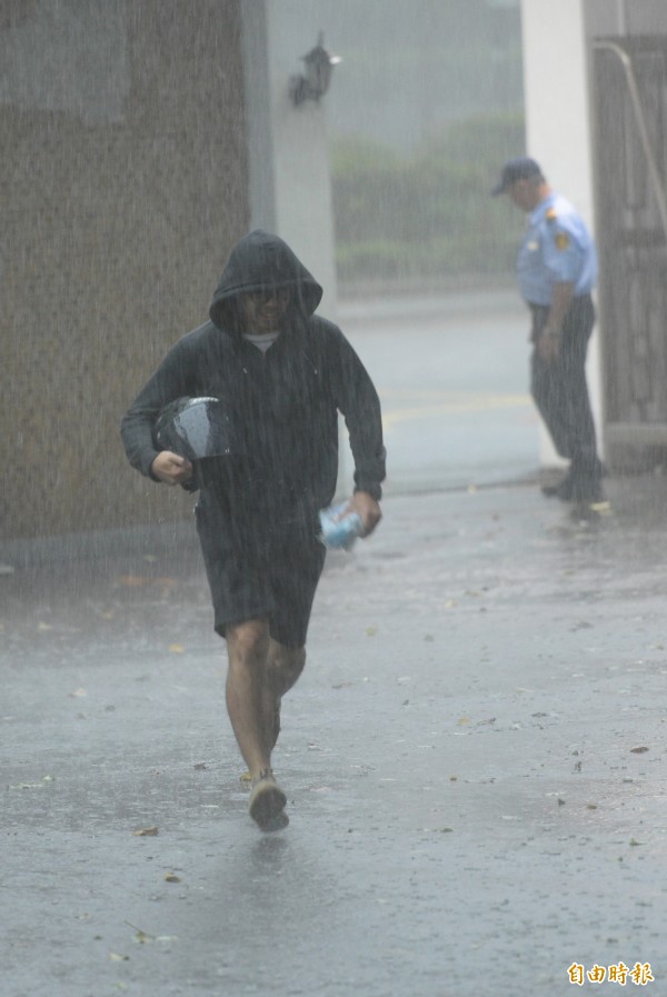 台北市下起大雷雨。（記者張嘉明攝）