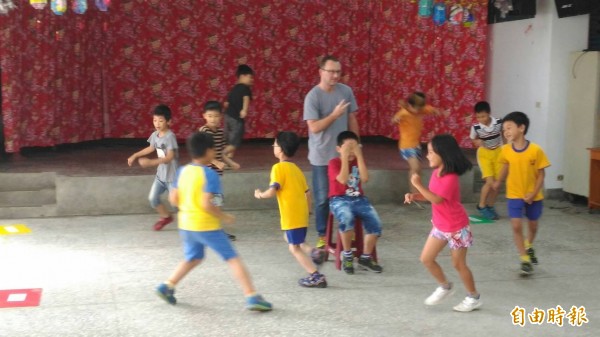 基隆市政府今夏送好禮，９月起，公立小學英語課程將從現有的小三向下延伸到小一，讓學生能提早與國際教育接軌。（記者俞肇福攝）