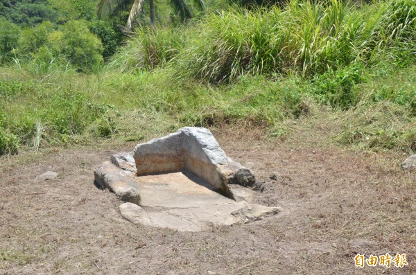 成功鎮和平岩棺殘體。（記者黃明堂攝）