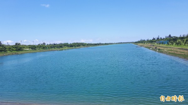 台東縣活水湖名列全台最危險水域？台東縣政府說，委外經營後，白天時段都有4位救生員警戒。（記者黃明堂攝）