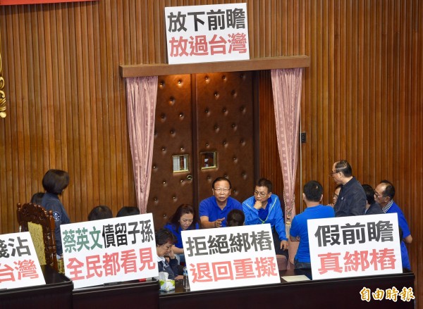 藍委在昨日下午2時許霸佔議場主席台，更排班輪流堅守戰場，要阻止前瞻條例完成三讀。（資料照，記者羅沛德攝）