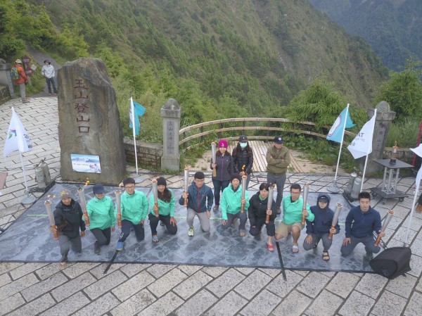 世大運聖火傳遞在玉山登山口彩排，十名火炬手之後將入山，待登頂點燃火炬，正式為全台聖火傳遞揭開序幕。（世大運提供）