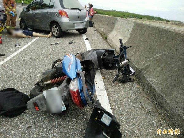 車禍現場一片狼藉，機車損壞最嚴重。（記者劉禹慶攝）