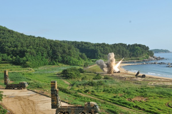 美國和北韓今日上午在朝鮮半島東海岸實施攔截彈道飛彈訓練，意在反制北韓日益升溫的威脅。（路透）