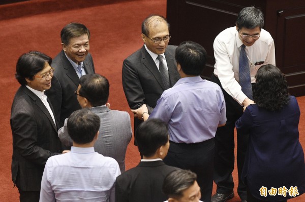 前瞻基礎建設特別條例草案完成三讀後，行政院長林全也特別到立法院，一一向朝野立委致謝。（記者陳志曲攝）