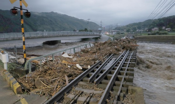 位於福岡縣的彥山川暴漲，恐淹沒民宅。（美聯社）