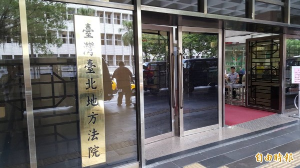 北市張男年輕時不僅未對小孩盡扶養責任，也外遇要求元配離婚；他日前被小孩訴請「減輕或免除扶養義務」，法官判准。（記者溫于德攝）