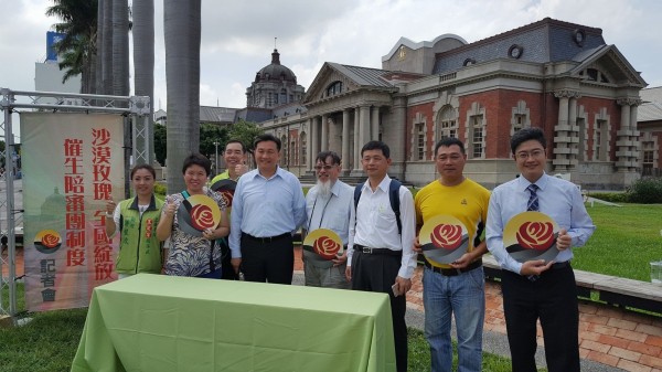 立委王定宇在台南市司法博物館前與台灣陪審團協會創召開記者會，呼籲在司法改革中引入陪審團制度。（記者王捷翻攝）