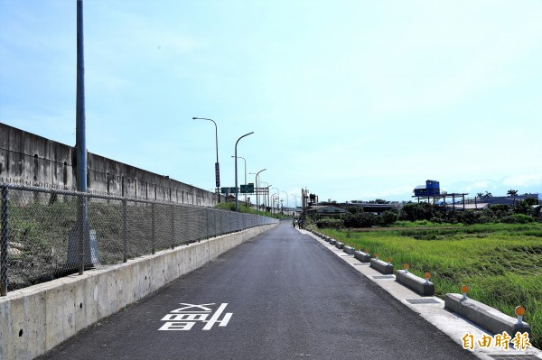 國道1號東側替代道路已通車。（記者張菁雅攝）