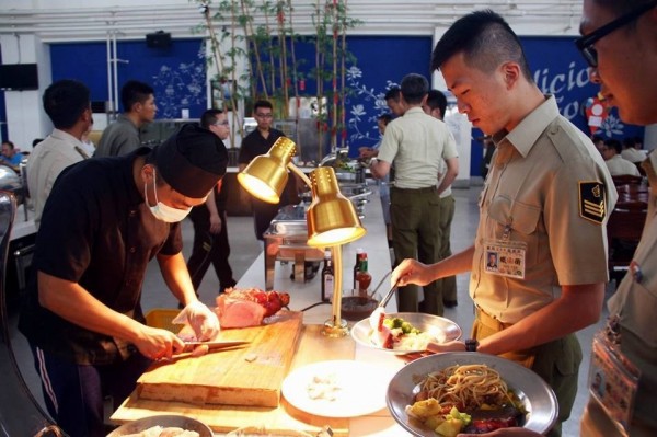 憲兵指揮部稍早發布照片，指多樣菜色盼滿足官兵胃蕾。（取自憲兵指揮部臉書）