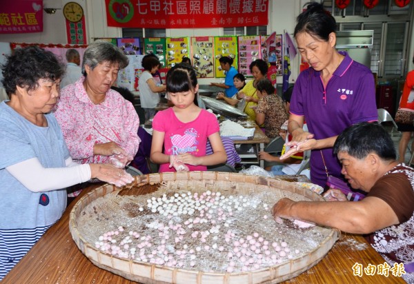 大小朋友一起搓湯圓，準備吃「半年圓」，場面溫馨。（記者吳俊鋒攝）