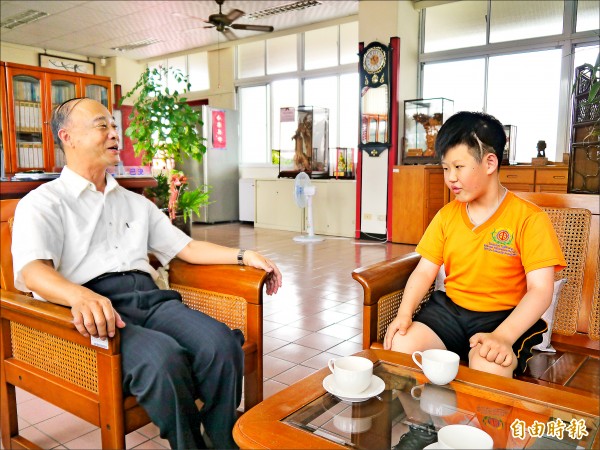 台中啟明校長羅瑞宏勉勵呂岳駿（右）獲總統教育獎。（記者張軒哲攝）