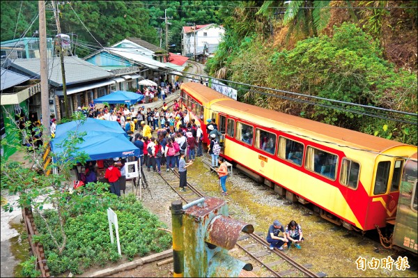 暌違8年，阿里山森林鐵路首度復駛至十字路站。
（記者曾迺強攝）