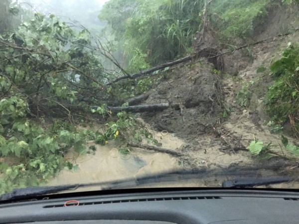 嘉義今下午迎來大雨，不少地方都發生淹水，其中中埔鄉石硦村鶯山路及嘉135-2往林場道路更因暴雨發生道路中斷，目前僅鶯山路先被搶通。（記者蔡宗勳翻攝）