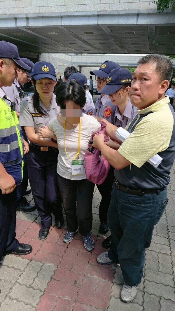 一名眼尖員警發現，前國中校長徐慧芯戴著媒體證，企圖冒充記者混入場內，被警方當場請出。（記者廖雪茹翻攝）