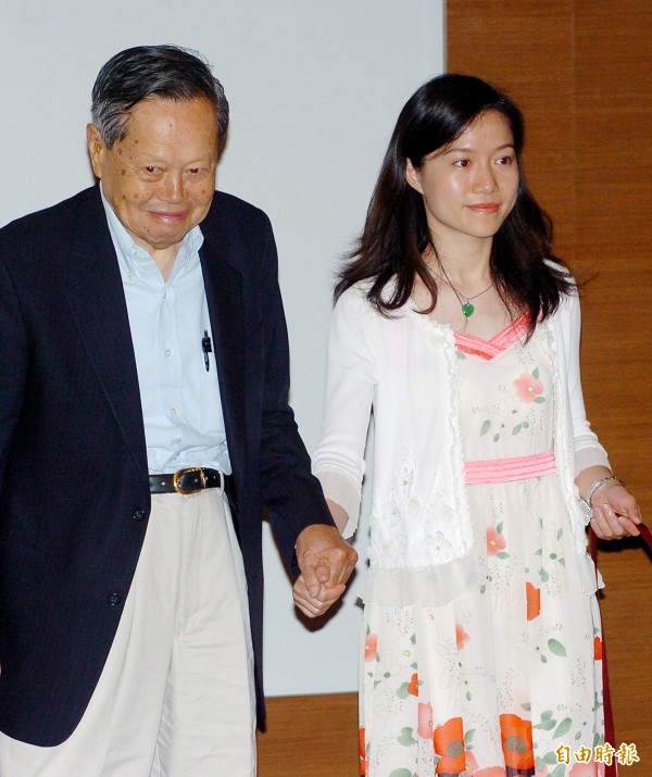 中國媒體報導，諾貝爾物理獎得主楊振寧（左）已把遺產分配完畢，妻子翁帆（右）獲得別墅使用權，圖為2人2006年來台參加活動的畫面。（資料照，記者宋志雄攝）