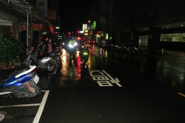 賴姓婦人在新北市樹林仁愛醫院對面過馬路時，因機車車禍倒地；圖為車禍現場。（記者吳仁捷翻攝）