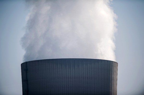 聯合調查顯示，美國有至少十二座核電廠受駭。圖為核電廠的冷卻塔。（歐新社/檔案照）