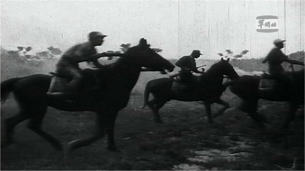 1952年6月國軍舉行營戰鬥演習的畫面，畫面中為早期騎兵隊，相當罕見。（擷取自軍聞社紀錄片）