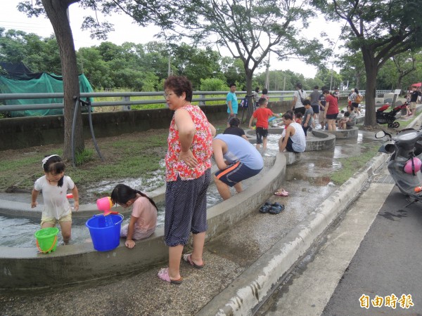 西螺戲水池每年夏天吸引不少民眾前來消暑。（記者陳燦坤攝）