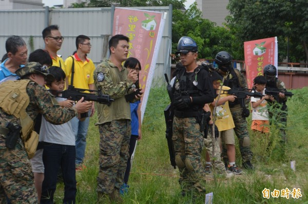 台中市北屯青年同心會和南台中家扶中心今天舉辦「家扶青少年戰鬥營」,參與學員開心體驗射擊的臨場感。(記者陳建志攝) 台中市北屯青年同心會和南台中家扶中心今天舉辦「家扶青少年戰鬥營」,參與學員開心體驗射擊的臨場感。(記者陳建志攝)