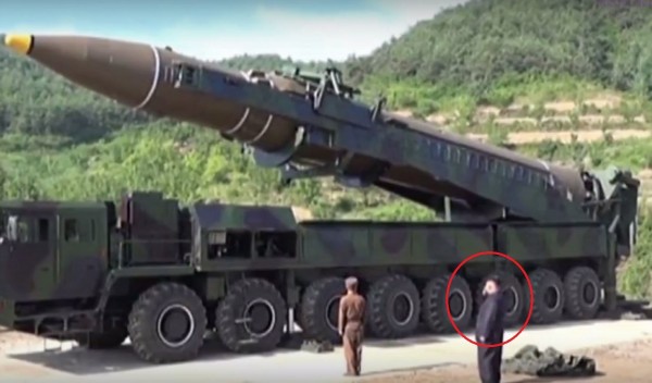 北韓領導人日前視察飛彈時，竟然在裝滿高度易燃的液體燃料旁抽菸，卻也沒人向前阻止。（圖擷取自YouTube）