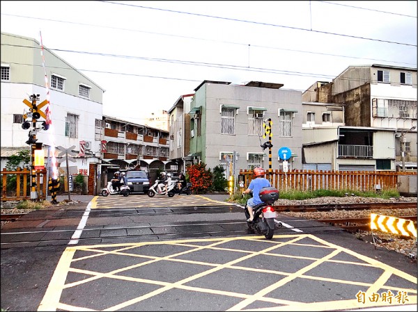 南市東區大同路這處鐵路平交道，平日有汽、機車通行。（記者王俊忠攝）