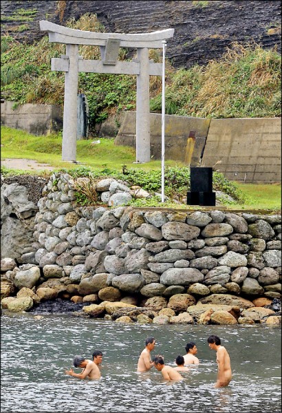 日本福岡縣宗像市離島「沖之島」自古為神秘的「神之島」，禁止女性登島，男性登島前也必須在海中裸體淨身。（法新社檔案照）