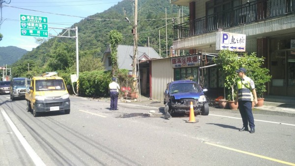 南投縣埔里鎮台14線指標66公里附近上午發生自小客車與遊覽車碰撞事故，原因又是自小客女駕駛精神不濟釀禍。（圖：民眾提供）