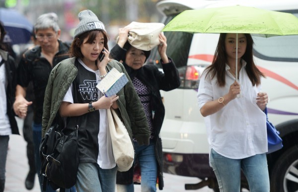 明各地上午大多為多雲到晴，但需嚴防午後瞬間強降雨。（記者林正堃攝）