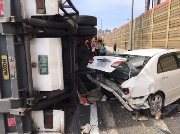 中山高大灣路段發生嚴重車禍。（記者吳俊鋒翻攝）