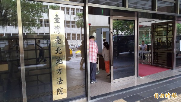 北市一名女子不滿被碎嘴神經病又曾吃霸王餐，怒推老闆撞牆；在旁男友也毆打被害人兒子；情侶遭求償789萬餘元的醫藥費與精神損失（記者溫于德攝）