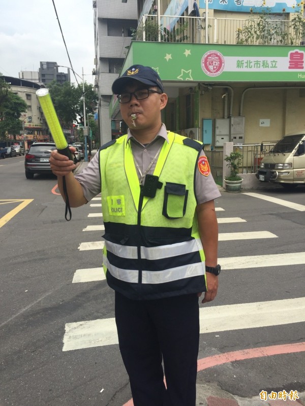 新北市警察局勇警張家逢開單遭前國手吳志展砍殺13刀一度命危，8天前他重返原單位，如常執勤。（記者吳仁捷攝）