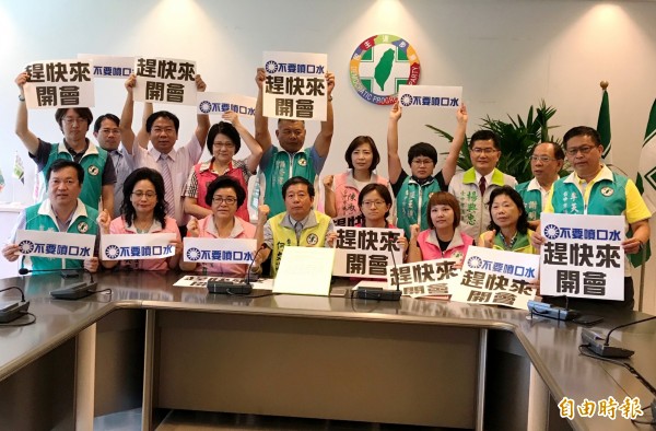 台中市議會民進黨團呼籲國民黨團「不要噴口水，趕快來開會」。（記者張菁雅攝）