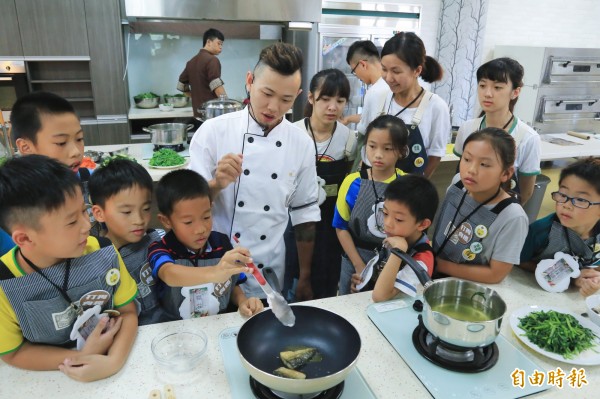 農業局推出小小廚師料理營，學童跟著主廚學習料理。（記者陳文嬋攝）