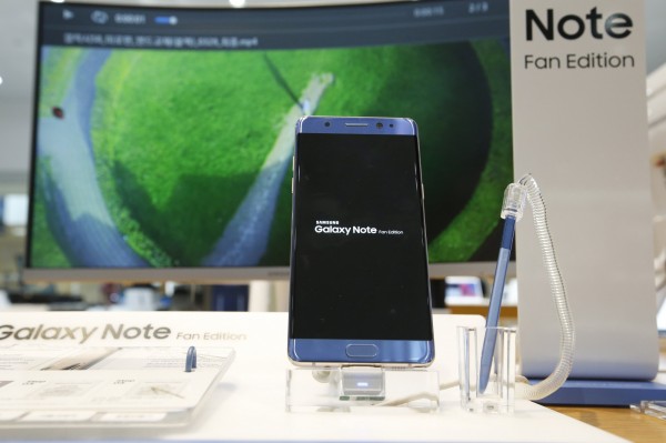 南韓三星Note 7手機改良版上星期五（7日）在韓國開賣後，較為熱門的顏色竟然已經賣光了。（歐新社）