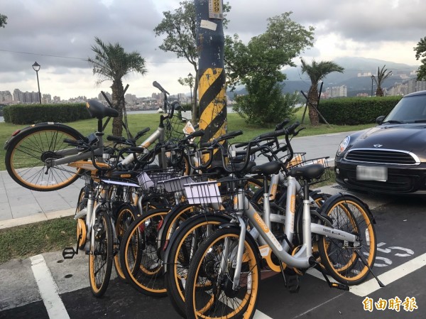 oBike停放機車格讓機車騎士氣得跳腳，新北市政府為此公告17個行政區oBike禁停機車格內。（記者葉冠妤攝）