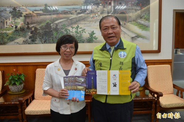 台北市政府秘書長蘇麗瓊抵澎，邀請陳光復參加台北世大運開幕。（記者劉禹慶攝）