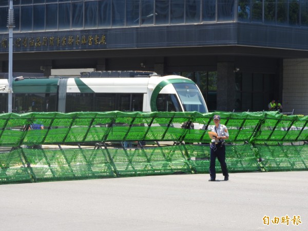 警方首度在鐵拒馬掛上綠色的遮光網，降低維安肅殺氣氛。（記者方志賢攝）